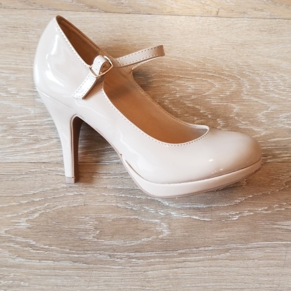Daily Shoes Tan pumps, heels.